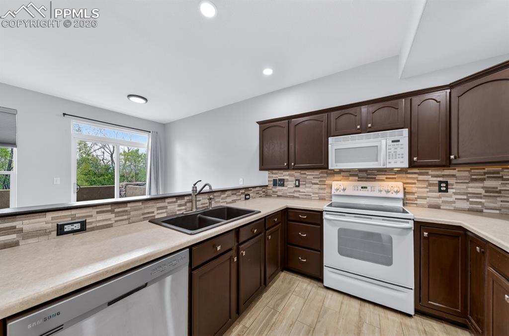 Image 5 of 21: Kitchen