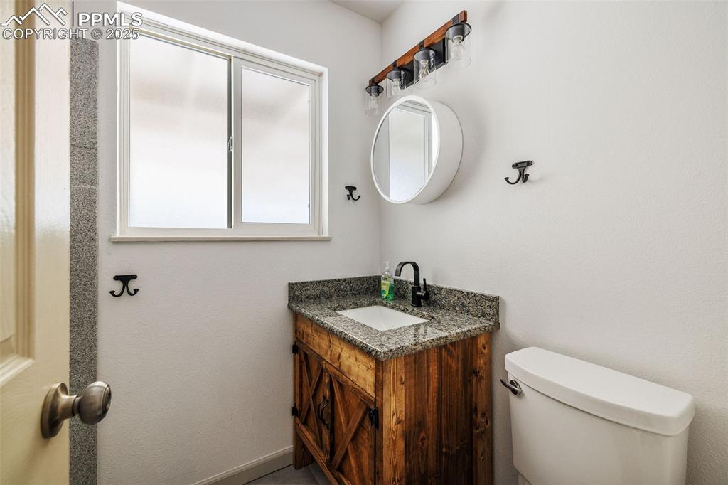 Image 14 of 27: Bathroom