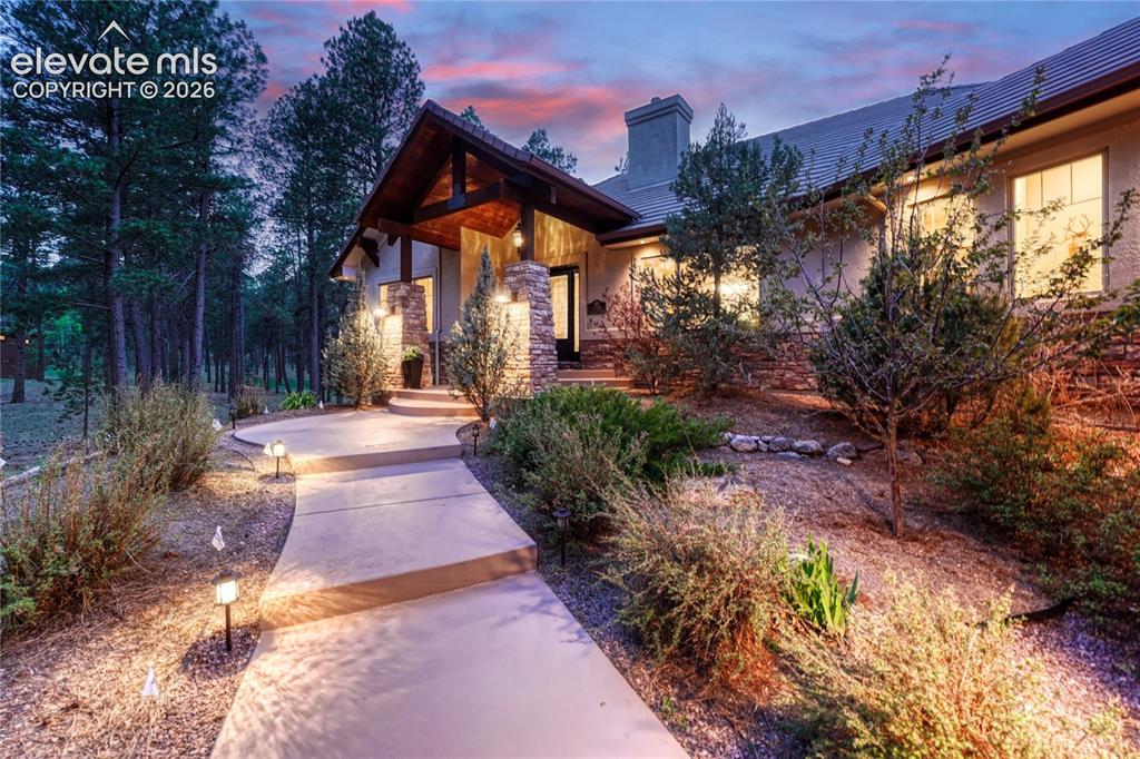 Image 2 of 48: Such a welcoming way for your guests!