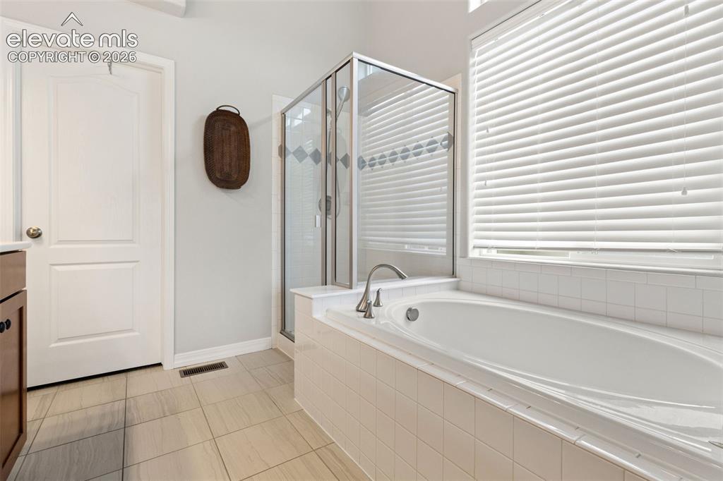 Image 20 of 37: Bathroom