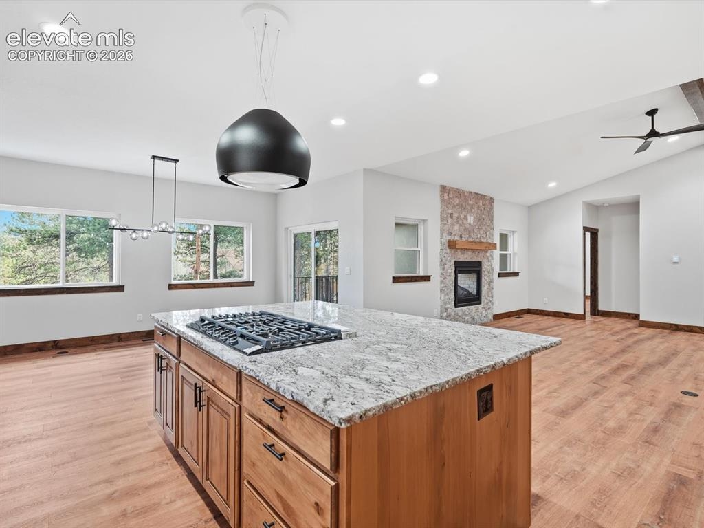 Image 15 of 50: Kitchen