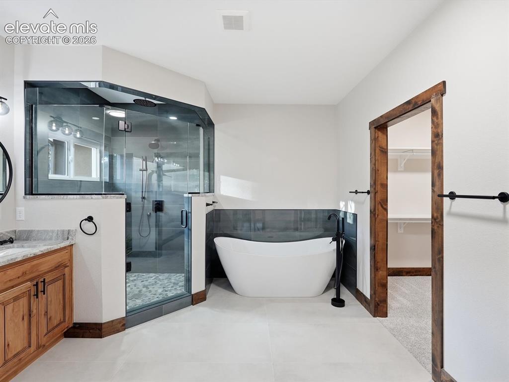 Image 19 of 50: Bathroom