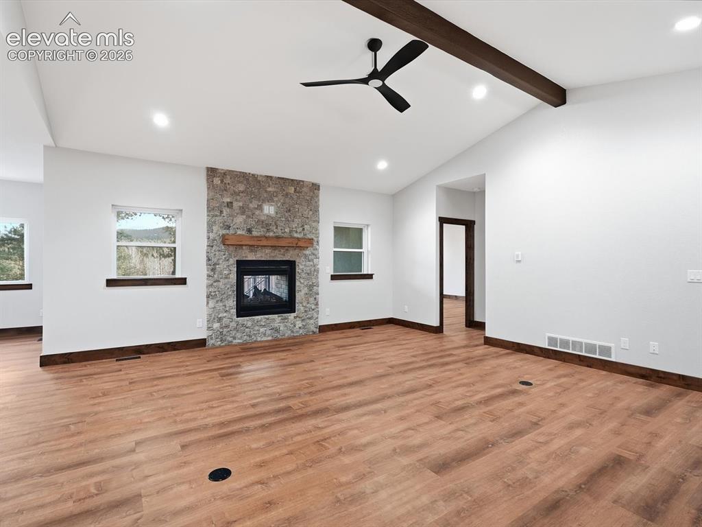 Image 8 of 50: Living Room