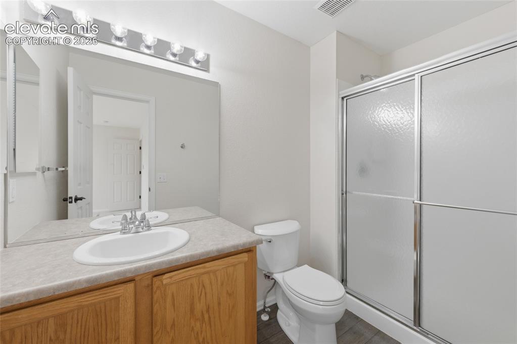 Image 15 of 28: Bedroom