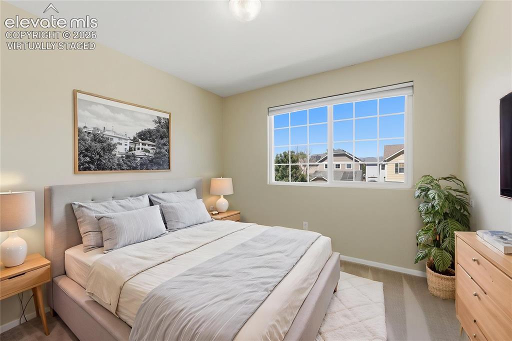Image 19 of 28: Bedroom
