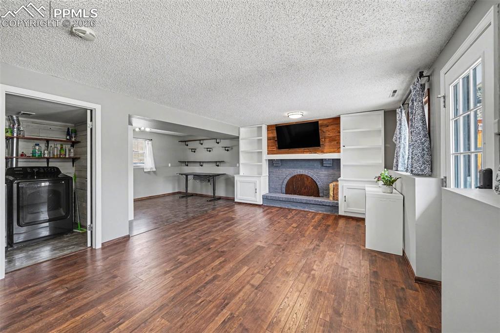 Image 11 of 24: Living Room