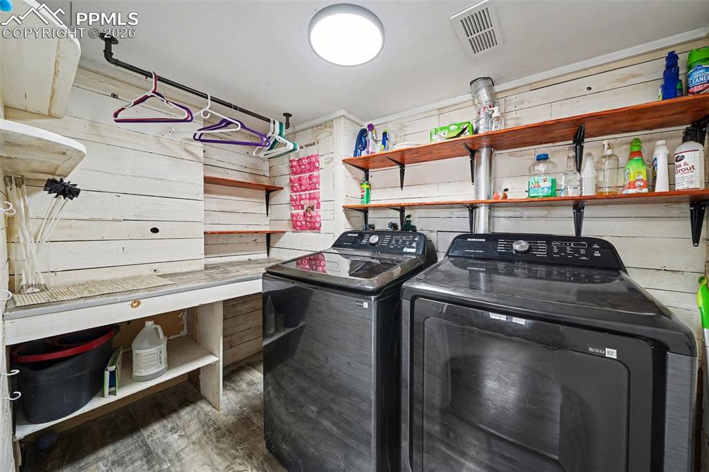 Image 12 of 24: Laundry