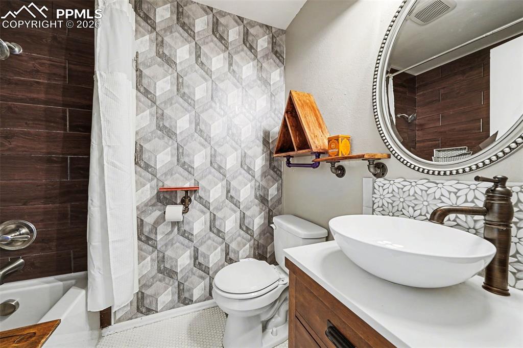 Image 17 of 24: Bathroom