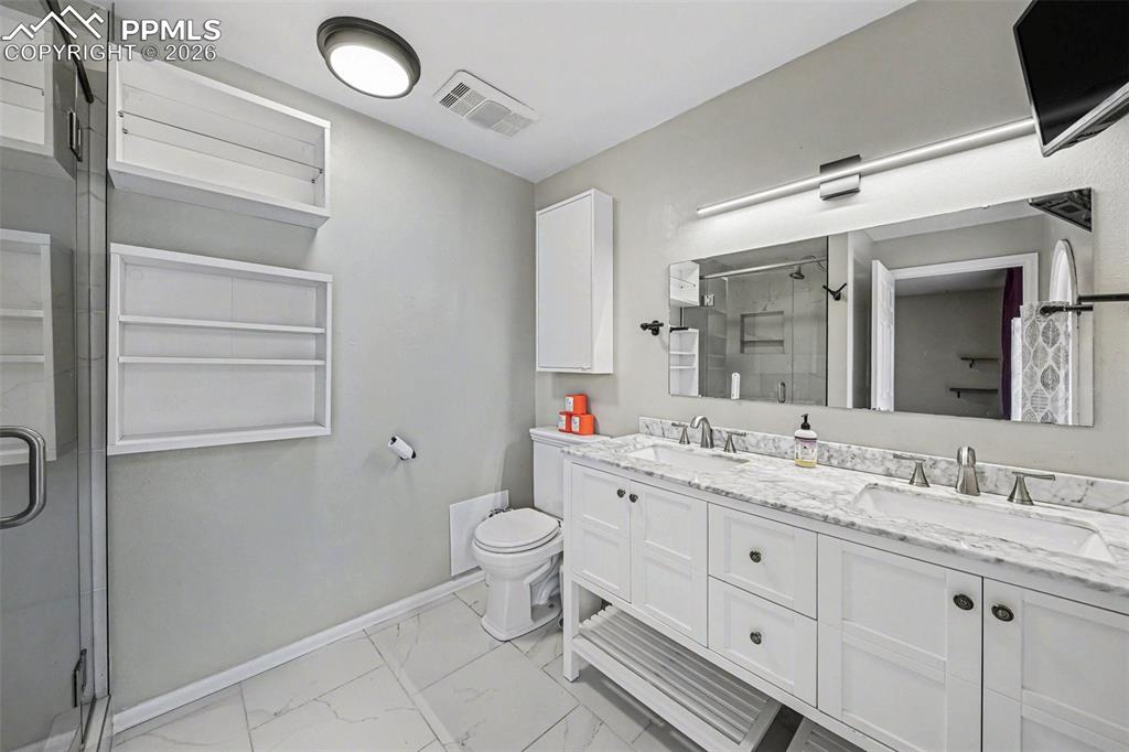 Image 18 of 24: Bathroom