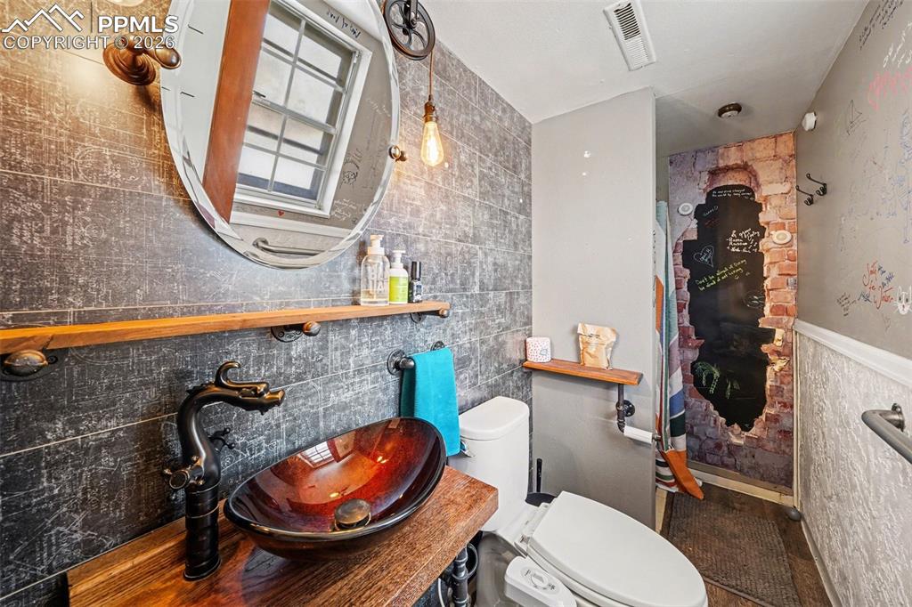 Image 20 of 24: Bathroom