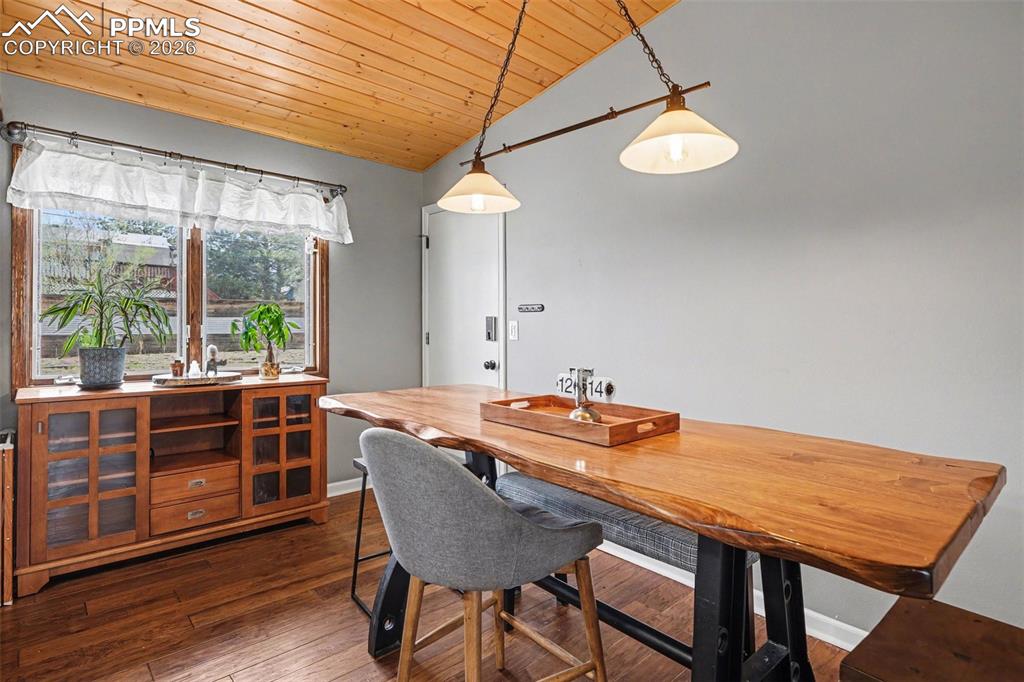 Image 6 of 24: Dining Area