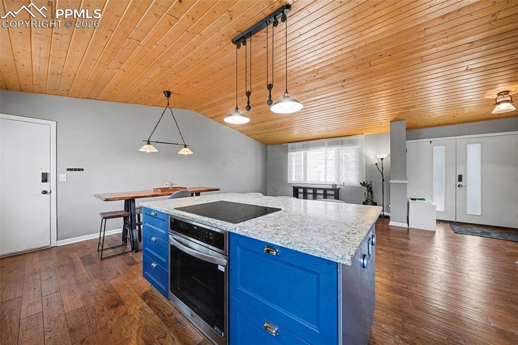 Image 7 of 24: Kitchen