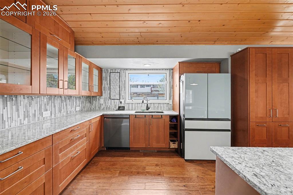 Image 8 of 24: Kitchen