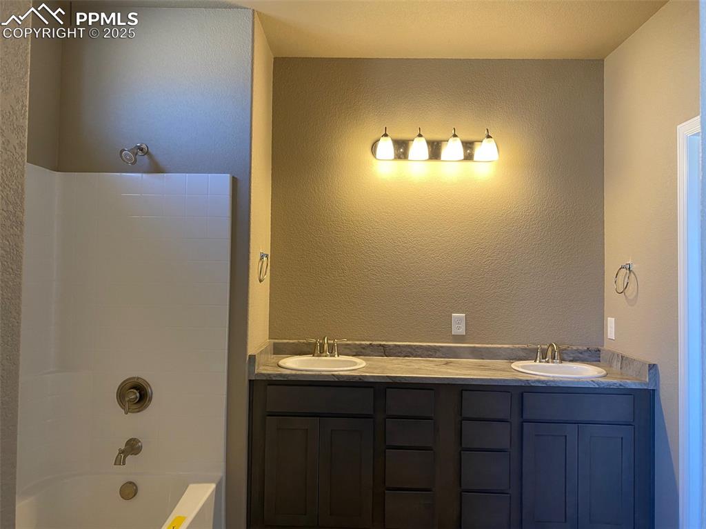 Image 10 of 21: Bathroom