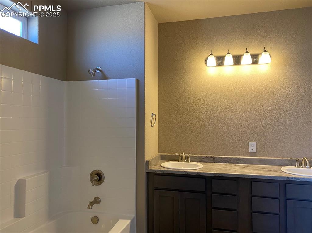 Image 11 of 21: Bathroom