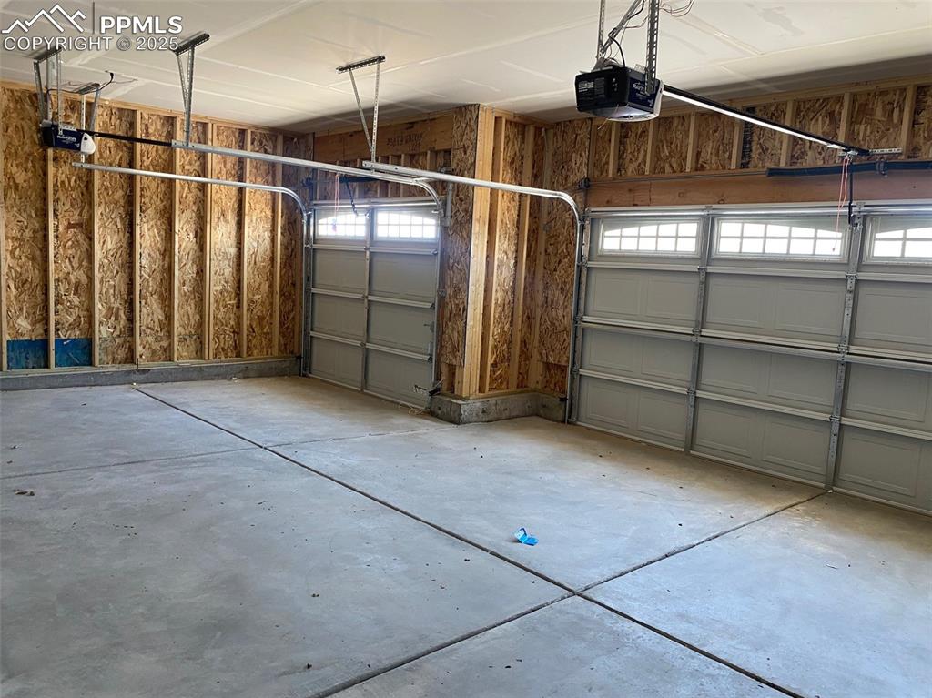 Image 17 of 21: Garage