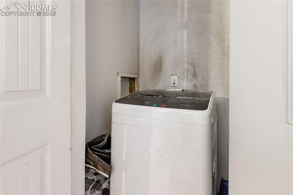 Image 31 of 34: The laundry area!