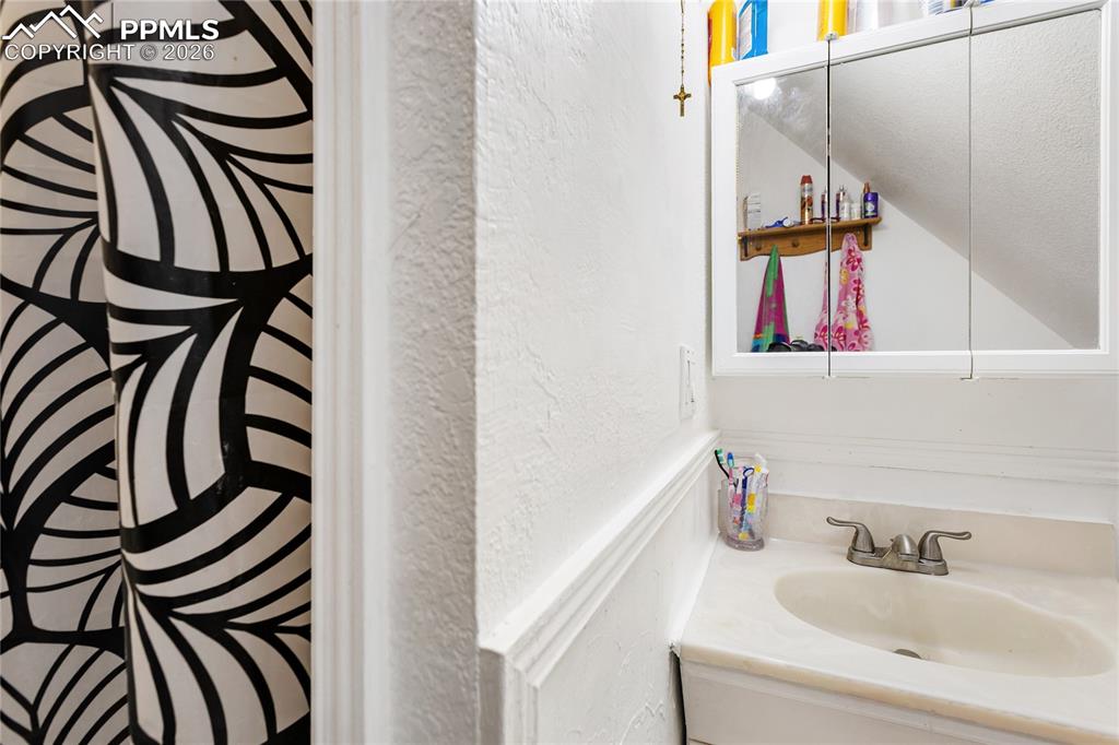 Image 32 of 34: The second bathroom!
