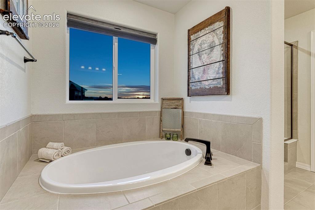 Image 41 of 49: Soak and Sunsets make the most of this Spa bath
