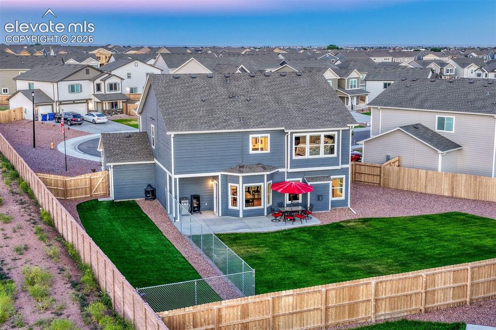 Image 6 of 49: Dog run with top line pet turf