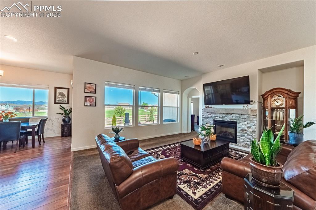 Image 9 of 50: Living Room