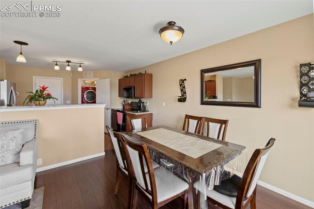 Image 9 of 34: Dining Area