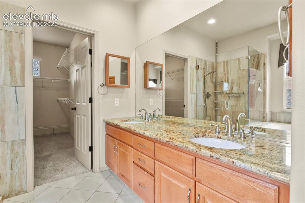 Image 19 of 50: Bathroom