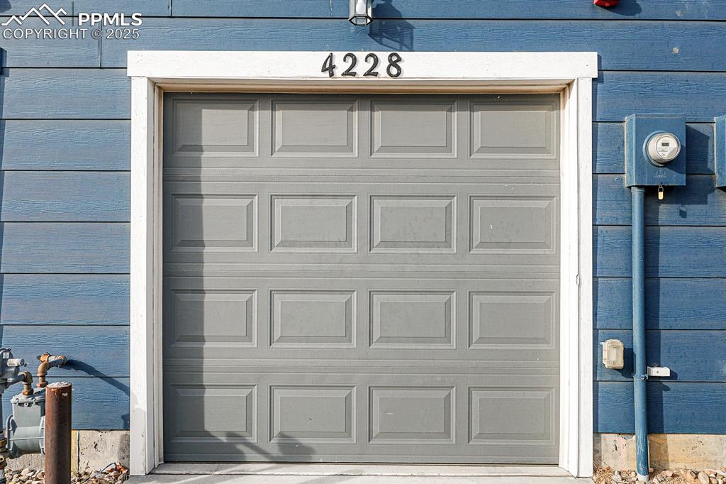 Image 18 of 18: View of garage(outside)