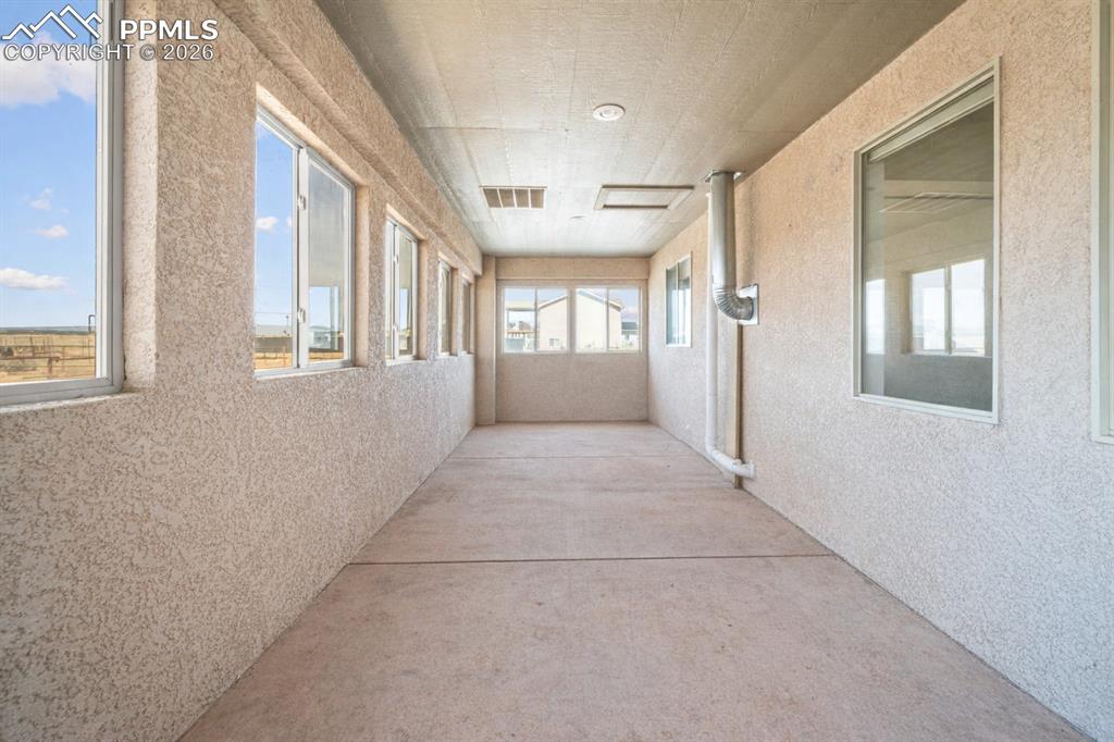 Image 20 of 46: Sunroom