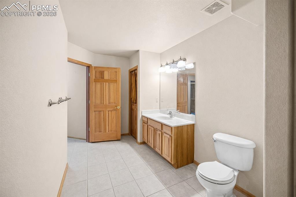 Image 28 of 46: Spacious Bathroom