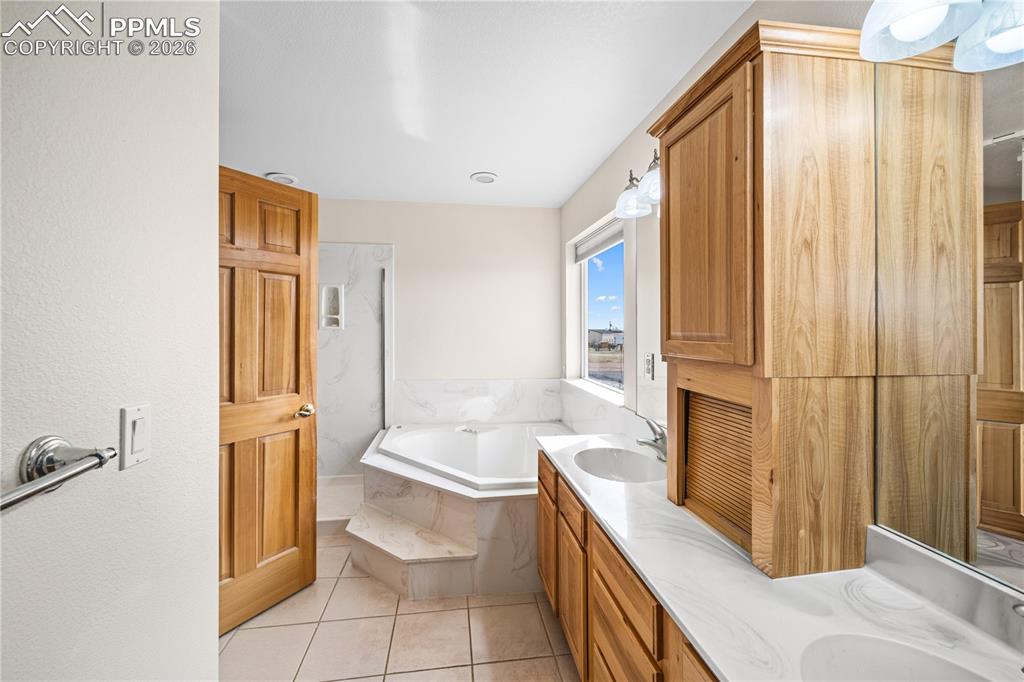Image 29 of 46: Bathroom