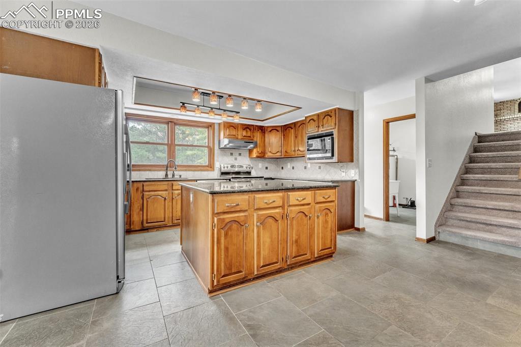 Image 17 of 50: Kitchen