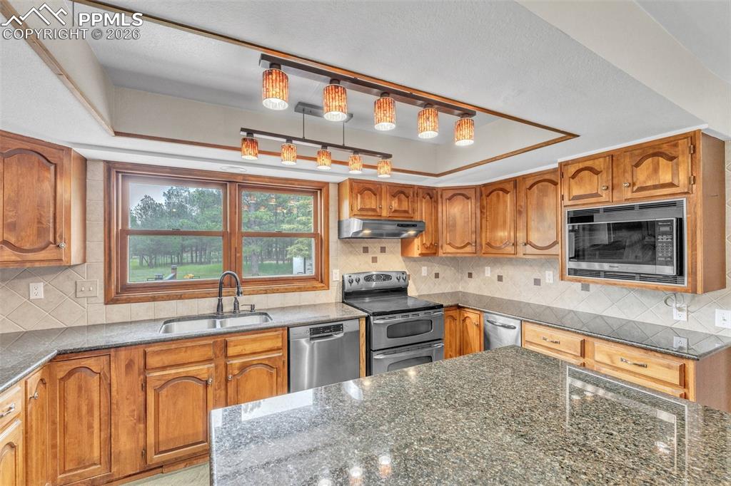 Image 18 of 50: Kitchen