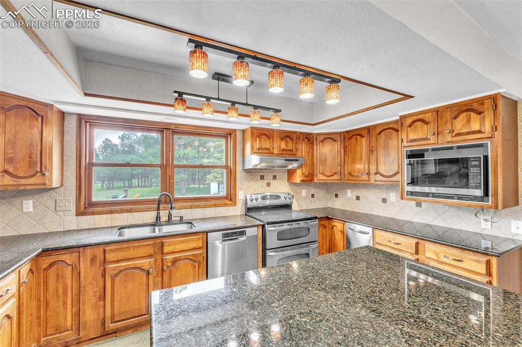 Image 19 of 50: Kitchen