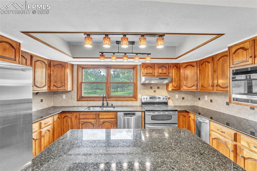 Image 20 of 50: Kitchen