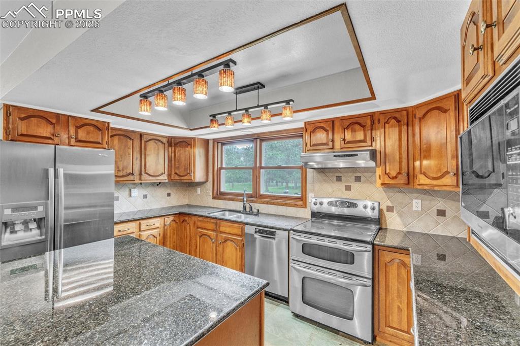 Image 21 of 50: Kitchen