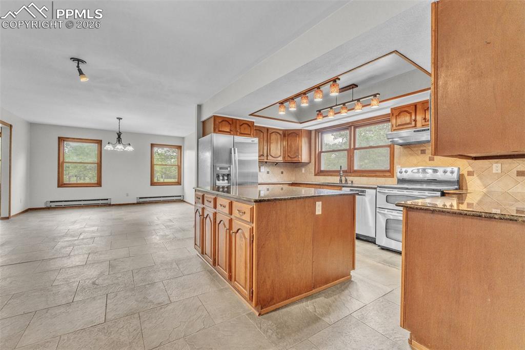 Image 24 of 50: Kitchen