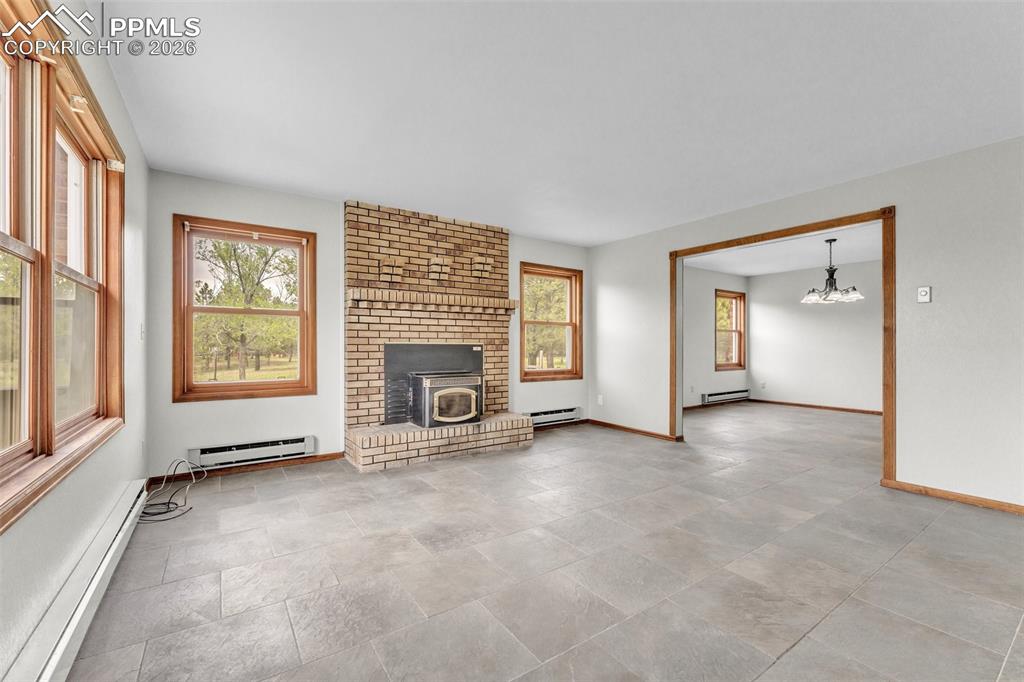 Image 7 of 50: Living Room