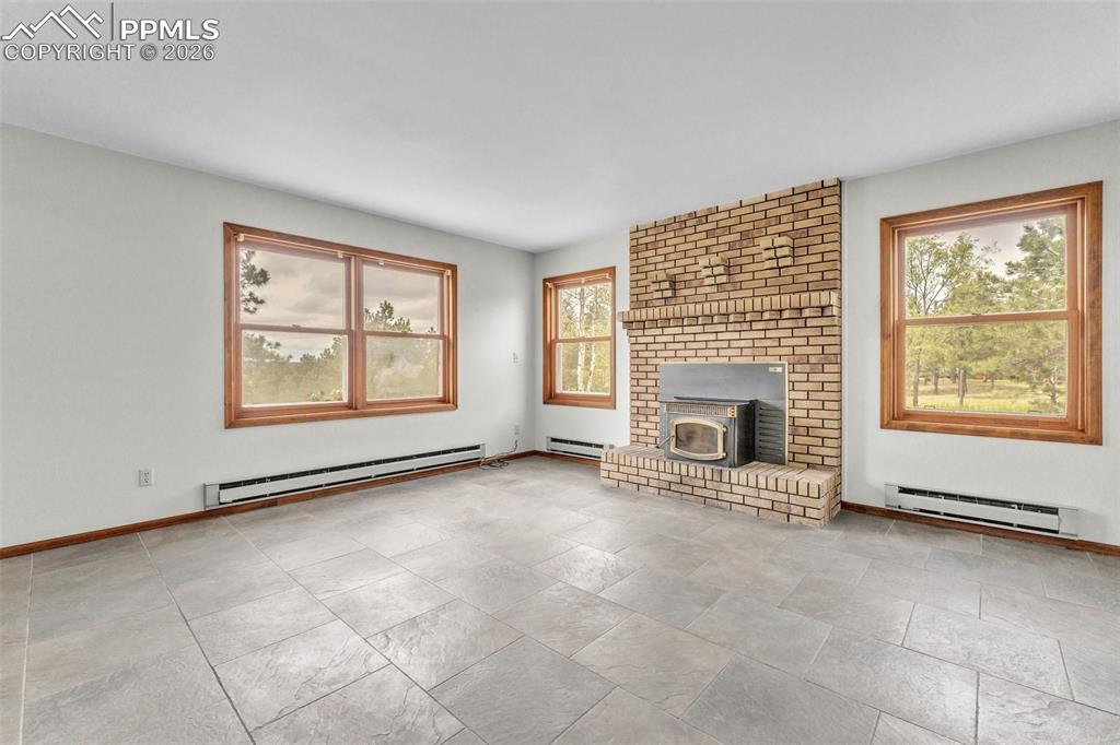 Image 8 of 50: Living Room