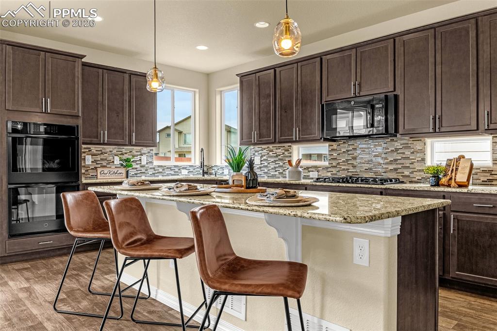 Image 10 of 50: Kitchen
