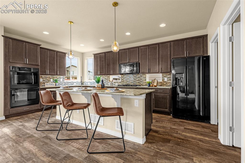 Image 11 of 50: Kitchen