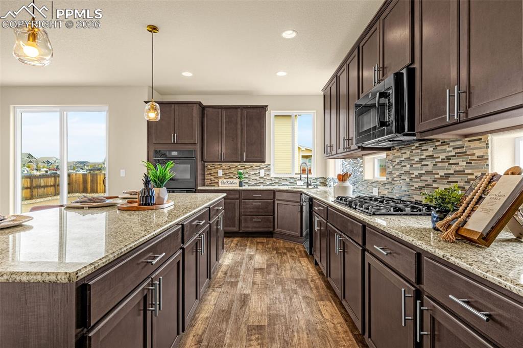 Image 14 of 50: Kitchen