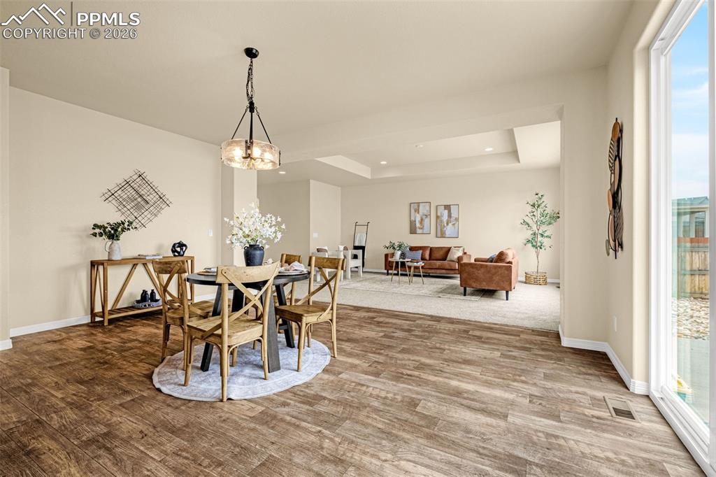 Image 15 of 50: Dining Area