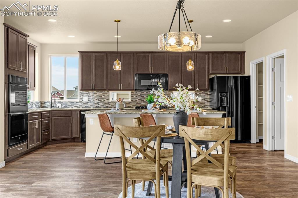 Image 8 of 50: Kitchen