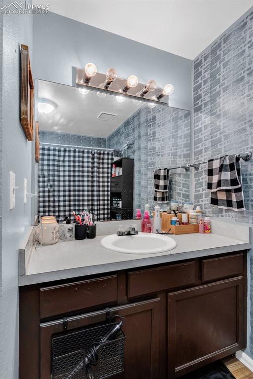 Image 19 of 47: Bathroom