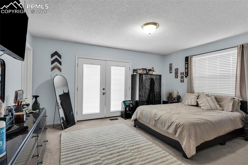 Image 22 of 47: Bedroom