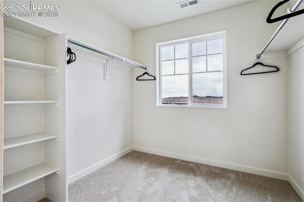 Image 19 of 22: Closet