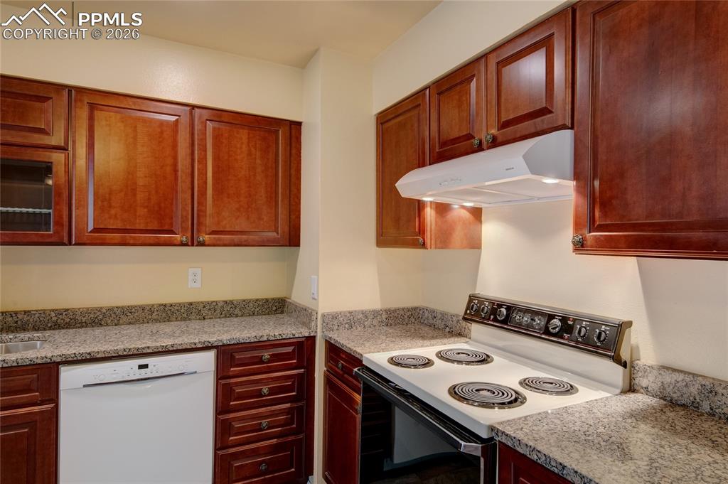 Image 10 of 46: Kitchen