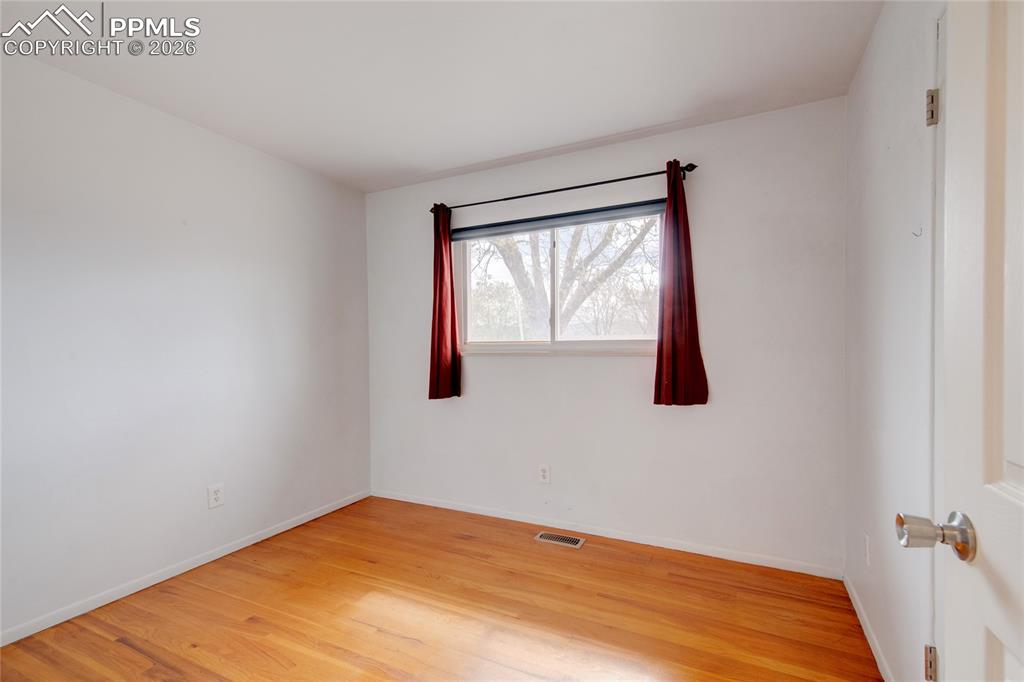 Image 21 of 46: Bedroom