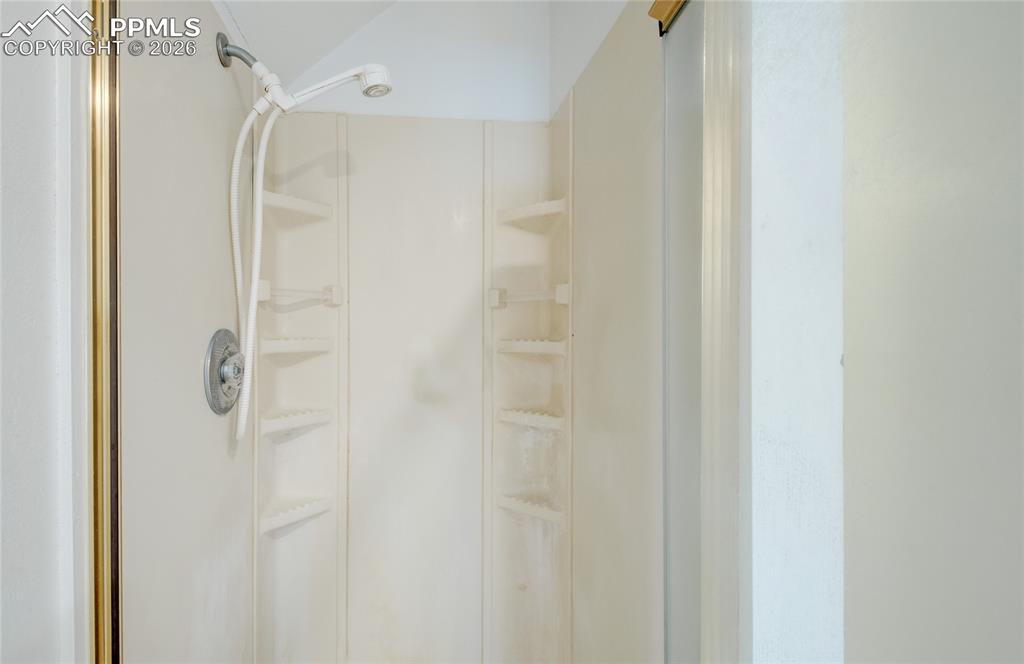 Image 28 of 46: Bathroom